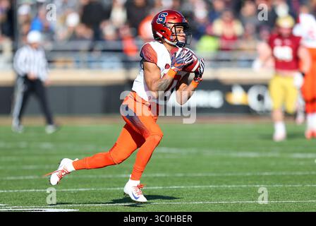 24 novembre 2018 ; Chestnut Hill, ma, États-Unis; Sean Riley (10 ans), récepteur large de Syracuse Orange, court avec le ballon lors du match de football NCAA entre Syracuse Orange et Boston College Eagles au stade Alumni. Syracuse a gagné 42-21. Anthony Nesmith/CSM(image de crédit : &copy ; Anthony Nesmith/CSM via ZUMA Wire) Banque D'Images
