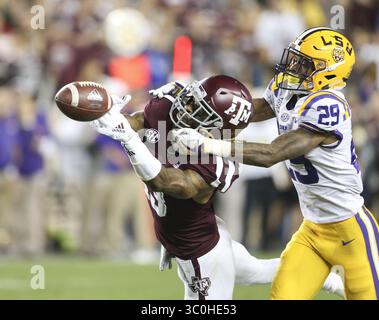 24 novembre 2018 - College Station, TX, États-Unis - le récepteur Kendrick Rogers (13) du Texas A&M Aggies atteint une passe lancée juste hors de portée alors que Greedy Williams (29), cornerback des LSU Tigers, défend lors d'un match de football universitaire de la NCAA entre Texas A&M et LSU à Kyle Field le samedi 24 novembre 2018 à College Station, Texas. (Crédit image : © Scott Coleman/ZUMA Wire) Banque D'Images