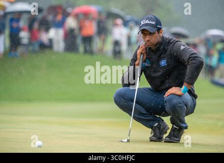 25 novembre 2018 - Hong Kong, Hong Kong SAR, CHINE - HONG KONG, HONG KONG SAR, CHINE. 25 novembre 2018. Finale du Honma Hong Kong Open Golf 2018 au Hong Kong Golf Club Fanling. Anglais Aaron Rai sur le 3ème vert sous la forte pluie. (Crédit image : © Jayne Russell/ZUMA Wire) Banque D'Images