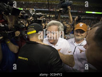 30 décembre 2013 - San Antonio, TX, États-Unis - Mack Brown, entraîneur-chef des Texas Longhorns, serre la main à Mark Helfrich, entraîneur-chef de l'Oregon, à la fin du Valero Alamo Bowl à l'Alamdome de San Antonio, Texas, lundi 30 décembre 2013. La Caroline du Nord a embauché Brown pour diriger à nouveau son programme de football. (Crédit image : © Ricardo Brazziell/Austin American-Statesman/TNS via ZUMA Wire) Banque D'Images