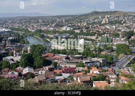 Tbilissi, Géorgie. 13 juillet 2025. Tbilissi, Géorgie. 13 juillet 2025.vue panoramique du paysage urbain de Tbilissi, la capitale de la Géorgie vue de la forteresse de Narikala au sommet de la colline de Sololaki. (Crédit image : © John Wreford/SOPA images via ZUMA Press Wire) USAGE ÉDITORIAL SEULEMENT ! Non destiné à UN USAGE commercial ! Banque D'Images