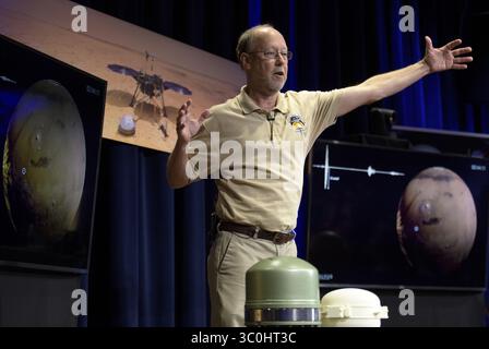 25 novembre 2018 - Pasadena, CA, États-Unis d'Amérique - Bruce Banerdt, chercheur principal InSight, NASA JPL, parle de la sonde mars InSight lors d'un briefing sur les médias sociaux dans la zone de soutien à la mission du Jet propulsion Laboratory le 25 novembre 2018 à Pasadena, Californie. Insight, est un atterrisseur mars conçu pour étudier l'espace intérieur de mars et devrait atterrir sur la planète rouge le 26 novembre. (Crédit image : © Bill Ingalls via ZUMA Wire) Banque D'Images