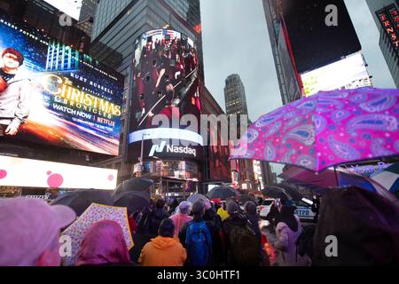 26 novembre 2018 - New York, New York, États-Unis - les spectateurs de Times Square regardent le tableau vidéo du Nasdaq MarketSite montrant l'émission télévisée en direct de la NASA alors que les membres de l'équipe NASA InSight célèbrent l'intérieur de la zone de soutien à la mission du Jet propulsion Laboratory de la NASA après avoir reçu la confirmation que l'atterrisseur a atterri avec succès à la surface de mars. À Times Square à New York. L'atterrisseur a envoyé un signal confirmant une séquence d'atterrissage terminée à environ 15 heures est (midi PST) après s'être posé sur le côté ouest d'une étendue plate et lisse de lave appelée Elysium Planitila. Aperçu, s Banque D'Images