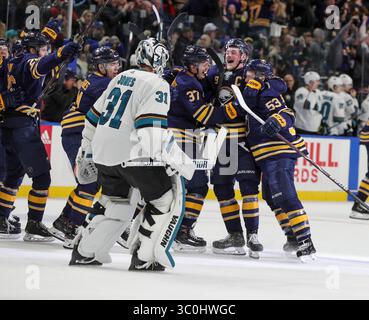 27 novembre 2018 : le gardien des Sharks de San Jose Martin Jones (31) patine devant l'aile gauche des Sabres de Buffalo Jeff Skinner (53) qui est mobrée par les coéquipiers du centre Casey Mittelstadt (37) et du centre Jack Eichel (9) à la suite du but gagnant du match en prolongation de Skinner qui pousse la série de victoires actuelles des Sabres à 10 matchs après avoir joué dans la LNH entre les Sharks de San Jose et les Sabalo Sabres au KeyBank Center à Buffalo, New York (Nicholas T. LoVerde/Cal Sport). Nicholas T. Loverde/CSM via ZUMA Wire) Banque D'Images