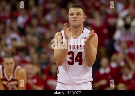 27 novembre 2018 : le gardien des Badgers du Wisconsin, Brad Davison #34, réagit alors que les Badgers ont pris la tête tard dans le match de basket-ball de la NCAA entre le Wolfpack de Caroline du Nord et les Badgers du Wisconsin au Kohl Center de Madison, WISCONSIN. Badgers a battu le Wolfpack 79-75. John Fisher/CSM(image de crédit : &copy ; John Fisher/CSM via ZUMA Wire) Banque D'Images