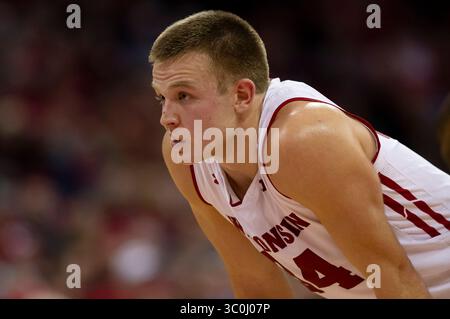 27 novembre 2018 : les Badgers du Wisconsin gardent Brad Davison #34 pendant le match de basket-ball de la NCAA entre le Wolfpack de Caroline du Nord et les Badgers du Wisconsin au Kohl Center de Madison, WISCONSIN. Badgers a battu le Wolfpack 79-75. John Fisher/CSM(image de crédit : &copy ; John Fisher/CSM via ZUMA Wire) Banque D'Images