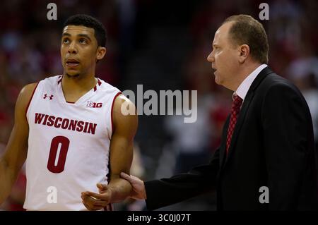 27 novembre 2018 : Greg Gard, entraîneur-chef du Wisconsin, discute avec le garde des Badgers du Wisconsin, D'Mitrik Trice, #0, lors du match de basket-ball de la NCAA entre le Wolfpack de Caroline du Nord et les Badgers du Wisconsin au Kohl Center de Madison, WISCONSIN. Badgers a battu le Wolfpack 79-75. John Fisher/CSM(image de crédit : &copy ; John Fisher/CSM via ZUMA Wire) Banque D'Images