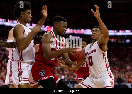 27 novembre 2018 : la garde des Badgers du Wisconsin D'Mitrik Trice #0 et l'attaquant des Badgers du Wisconsin Aleem Ford #2 piègent le gardien Wolfpack Torin Dorn #2 de Caroline du Nord lors du match de basket-ball de la NCAA entre les Wolfpack de Caroline du Nord et les Badgers du Wisconsin au Kohl Center à Madison, Wisconsin. Badgers a battu le Wolfpack 79-75. John Fisher/CSM(image de crédit : &copy ; John Fisher/CSM via ZUMA Wire) Banque D'Images
