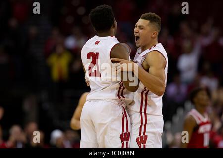 27 novembre 2018 : la garde des Badgers du Wisconsin Kobe King #23 et la garde des Badgers du Wisconsin Khalil Iverson #21 célèbrent une victoire de retour lors du match de basket-ball de la NCAA entre le Wolfpack de l'État de Caroline du Nord et les Badgers du Wisconsin au Kohl Center à Madison, WISCONSIN. Badgers a battu le Wolfpack 79-75. John Fisher/CSM(image de crédit : &copy ; John Fisher/CSM via ZUMA Wire) Banque D'Images