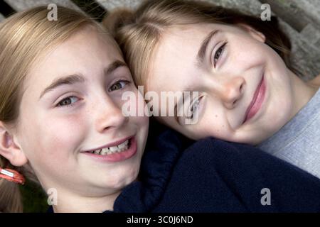11 octobre 2010 - New York, New York, États-Unis - deux filles souriantes (crédit image : © Novo images/Glasshouse via ZUMA Wire) Banque D'Images