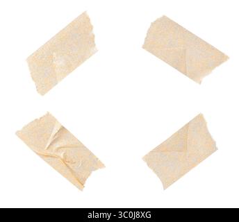 Quatre morceaux de ruban de masquage utilisés pour apposer une photo, affiche, note isolé sur fond blanc Banque D'Images