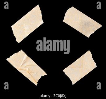 Quatre morceaux de ruban de masquage utilisés pour apposer une photo, affiche, note isolé sur fond blanc Banque D'Images