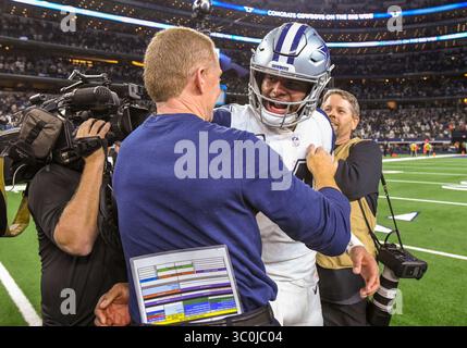 29 novembre 2018 : L'entraîneur-chef des Dallas Cowboys Jason Garrett félicite le quarterback des Dallas Cowboys Dak Prescott #4 après un match de football NFL jeudi soir entre les Saints de la Nouvelle-Orléans et les Dallas Cowboys au AT&T Stadium d'Arlington, TX Dallas a battu la Nouvelle-Orléans 13-10 Albert Pena/CSM(crédit image : &copy ; Albert Pena/CSM via ZUMA Wire) Banque D'Images