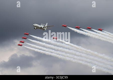 Les flèches rouges entrent dans l'histoire avec les carburants durables flypast avec Royal Air Force Boeing Wedgetail AEW.1 - Boeing UK/DE&S lors du Royal International Air Tattoo à RAF Fairford, Gloucestershire, Angleterre, samedi 19 juillet 2025. (Photo : Jon Hobley | mi News) crédit : MI News & Sport /Alamy Live News Banque D'Images