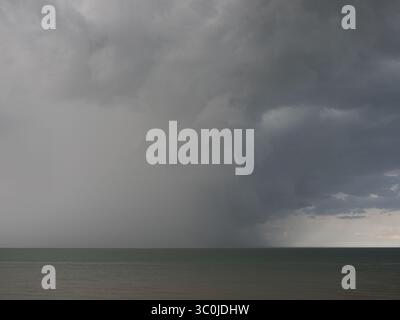 Sheerness, Kent, Royaume-Uni. 21 juillet 2025. Météo Royaume-Uni : nuages de tempête à Sheerness, Kent. Crédit : James Bell/Alamy Live News Banque D'Images