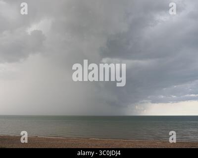 Sheerness, Kent, Royaume-Uni. 21 juillet 2025. Météo Royaume-Uni : nuages de tempête à Sheerness, Kent. Crédit : James Bell/Alamy Live News Banque D'Images
