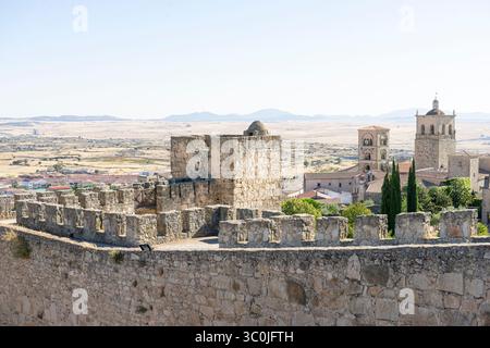 Les visiteurs admirent la forteresse historique de Trujillo, mettant en valeur son architecture en pierre et des vues panoramiques sur la campagne environnante sous un éclairage lumineux Banque D'Images