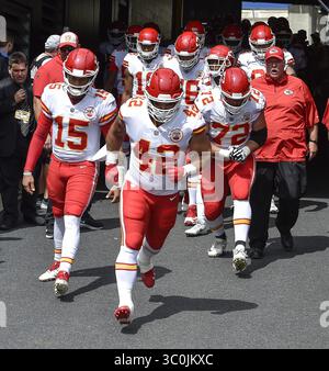 16 septembre 2018 - Pittsburgh, PA, États-Unis - les Chiefs de Kansas City courent sur le terrain alors que l'entraîneur-chef Andy Reid les encourage avant un match contre les Steelers de Pittsburgh le dimanche 16 septembre 2018 au Heinz Field à Pittsburgh, en Pennsylvanie (crédit image : © John Sleezer/Kansas City Star/TNS via ZUMA Wire) Banque D'Images