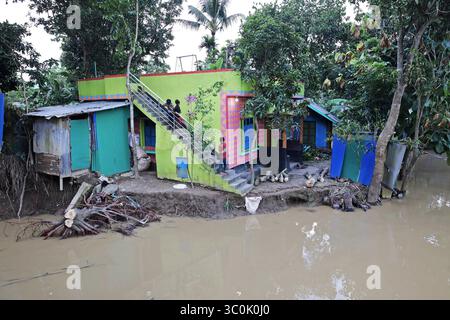 Une maison endommagée lors d’une inondation à Parshuram, à Feni, au Bangladesh, le 21 juillet 2025. Le Centre de prévision et d'alerte des inondations a indiqué que les zones de basse altitude o Banque D'Images