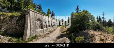 Militaire Fort des Rousses mur de pierre et chemin Archway à l'extérieur. Les Rousses, Jura, France. Banque D'Images