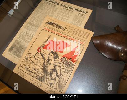07.07.2025 - Minsk, Biélorussie - journal d'agitation de la seconde Guerre mondiale exposé au musée. Banque D'Images