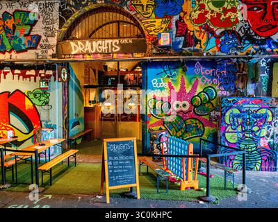 Draughts Bar à Leake Street, également connu sous le nom de tunnel Graffiti, sous la gare de Waterloo, Lambeth, Londres Banque D'Images