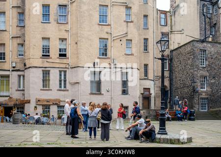 Touristes dans un groupe de marche guidée dans la vieille ville, Édimbourg, Écosse, Royaume-Uni. Banque D'Images