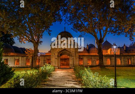 Cour intérieure de la majestueuse mosquée Suleymaniye, une mosquée impériale ottomane au coucher du soleil à Istanbul, Turquie Banque D'Images