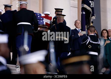 4 décembre 2018 - Washington, District of Columbia, États-Unis - L'ancien président américain George W Bush regarde comme un service conjoint des membres d'une équipe de cercueil militaire porter le cercueil de l'ancien président George H. W. Bush dans le Capitole des États-Unis, où il sera couché dans l'état. (Crédit image : © Shawn Thew/Pool via ZUMA Wire) Banque D'Images
