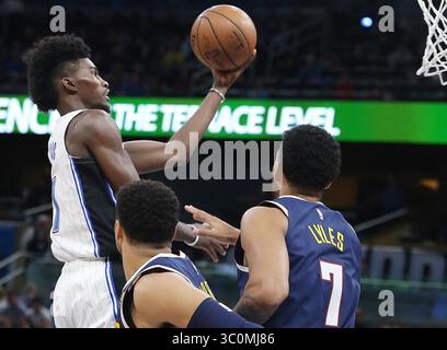 5 décembre 2018 - Orlando, FL, USA - L'attaquant d'Orlando Jonathan Isaac (1) marque sur l'attaquant de Denver Trey Lyles (7) lors du match Denver Nuggets vs Orlando Magic NBA au Amway Center le mercredi 5 décembre 2018 à Orlando. (Crédit image : © Stephen M. Dowell/Orlando Sentinel/TNS via ZUMA Wire) Banque D'Images