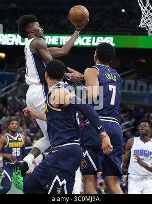 5 décembre 2018 - Orlando, FL, USA - L'attaquant d'Orlando Jonathan Isaac (1) marque sur l'attaquant de Denver Trey Lyles (7) au Amway Center le mercredi 5 décembre 2018 à Orlando. (Crédit image : © Stephen M. Dowell/Orlando Sentinel/TNS via ZUMA Wire) Banque D'Images