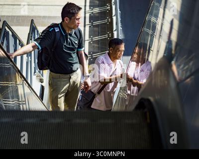6 décembre 2018 - Samut Prakan, Samut Prakan, Thaïlande - des hommes montent sur l'escalier roulant jusqu'au quai de la station Kheha, la dernière station de l'extension est du BTS Skytrain. L'extension à l'est de 12,6 kilomètres (7,8 miles) de la ligne Sukhumvit du Skytrain BTS Bangkok va dans Samut Prakan, une ville à l'est de Bangkok. Le système est maintenant de 51 kilomètres de long (32 milles), y compris l'extension de 12,6 kilomètres qui a ouvert en décembre 06. Environ 900 000 personnes par jour utilisent le BTS. (Crédit image : © Sean Edison/ZUMA Wire) Banque D'Images