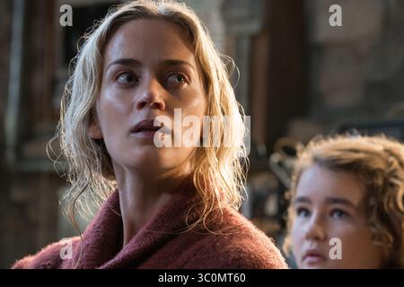 DATE DE SORTIE : 6 avril 2018 TITRE : a Quiet place STUDIO : Paramount Pictures RÉALISATEUR : John Krasinski INTRIGUE : une famille vit une existence isolée dans un silence absolu, de peur d'une menace inconnue qui suit et attaque à n'importe quel son. EN VEDETTE : EMILY BLUNT dans le rôle d'Evelyn Abbott, MILLICENT SIMMONDS dans le rôle de Regan Abbott. (Crédit image : © Paramount Pictures/Entertainment Pictures/ZUMAPRESS.com) Banque D'Images