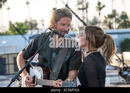 DATE DE SORTIE : 5 octobre 2018 TITRE : a Star is Born STUDIO : Gerber Pictures RÉALISATEUR : Bradley Cooper INTRIGUE : un musicien aide une jeune chanteuse et actrice à trouver la gloire, même si l'âge et l'alcoolisme envoient sa propre carrière dans une spirale descendante .. EN VEDETTE : BRADLEY COOPER dans le rôle de Jackson Maine, LADY GAGA dans le rôle d'Ally. (Crédit image : © Gerber Pictures/Entertainment Pictures/ZUMAPRESS.com) Banque D'Images