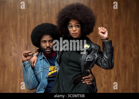 DATE DE SORTIE : 10 août 2018 TITRE : BlacKkKlansman STUDIO : Focus Features DIRECTOR : Spike Lee INTRIGUE : Ron Stallworth, un policier afro-américain du Colorado, a réussi à infiltrer le Ku Klux Klan local et est devenu le chef du chapitre local. EN VEDETTE : JOHN DAVID WASHINGTON dans le rôle de Ron Stallworth, LAURA HARRIER dans le rôle de Patrice. (Crédit image : © Focus Features/Entertainment Pictures/ZUMAPRESS.com) Banque D'Images