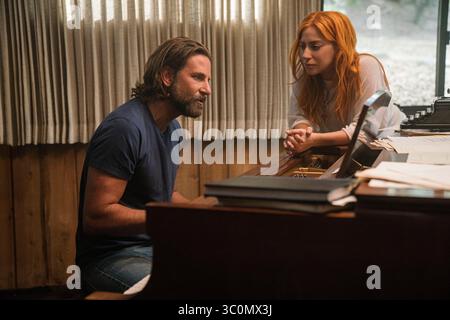 DATE DE SORTIE : 5 octobre 2018 TITRE : a Star is Born STUDIO : Gerber Pictures RÉALISATEUR : Bradley Cooper INTRIGUE : un musicien aide une jeune chanteuse et actrice à trouver la gloire, même si l'âge et l'alcoolisme envoient sa propre carrière dans une spirale descendante .. EN VEDETTE : BRADLEY COOPER dans le rôle de Jackson Maine, LADY GAGA dans le rôle d'Ally. (Crédit image : © Gerber Pictures/Entertainment Pictures/ZUMAPRESS.com) Banque D'Images