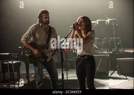 DATE DE SORTIE : 5 octobre 2018 TITRE : a Star is Born STUDIO : Gerber Pictures RÉALISATEUR : Bradley Cooper INTRIGUE : un musicien aide une jeune chanteuse et actrice à trouver la gloire, même si l'âge et l'alcoolisme envoient sa propre carrière dans une spirale descendante .. EN VEDETTE : BRADLEY COOPER dans le rôle de Jackson Maine, LADY GAGA dans le rôle d'Ally. (Crédit image : © Gerber Pictures/Entertainment Pictures/ZUMAPRESS.com) Banque D'Images