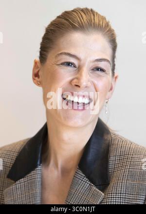 Golden Globes 2019 : Nominee : MEILLEURE ACTRICE DANS Un FILM, DRAME. Photo : 25 octobre 2018 - Hollywood, CA, États-Unis - Rosamund Pike vedettes dans le film Une guerre privée (crédit image : © Armando Gallo/ZUMA Studio) Banque D'Images