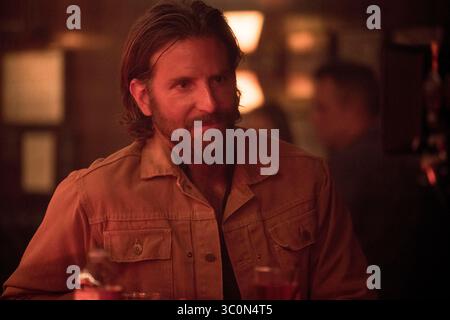 Golden Globes 2019 : nominé : MEILLEUR RÉALISATEUR, FILM. Photo : DATE DE SORTIE : 5 octobre 2018 TITRE : une étoile est née STUDIO : Gerber Pictures RÉALISATEUR : Bradley Cooper INTRIGUE : un musicien aide un jeune chanteur et actrice à trouver la gloire, même si l'âge et l'alcoolisme envoient sa propre carrière dans une spirale descendante .. EN VEDETTE : BRADLEY COOPER dans le rôle de Jackson Maine. (Crédit image : © Gerber Pictures/Entertainment Pictures/ZUMAPRESS.com) Banque D'Images