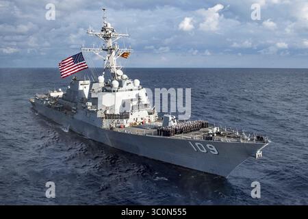 7 décembre 2018 - mer Méditerréanéenne, Espagne - des marins américains à bord du destroyer à missiles guidés de classe Arleigh-Burke USS Jason Dunham posent sur le pont avant pour une photo de commandement lors d'une patrouille de routine dans la mer Méditerréanéenne le 2 décembre 2018 au large des côtes espagnoles. (Crédit image : © Jonathan Clay via ZUMA Wire) Banque D'Images