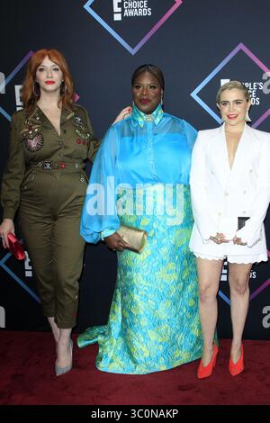 11 novembre 2018 - Santa Monica, CA, USA - LOS ANGELES - 11 nov : Christina Hendricks, Retta, Mae Whitman aux People's Choice Awards 2018 au Barker Hanger le 11 novembre 2018 à Santa Monica, CA (crédit image : © Kathy Hutchins via ZUMA Wire) Banque D'Images