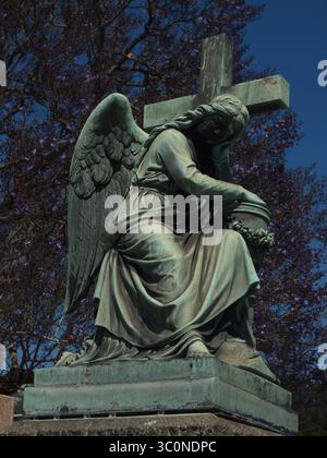 13 novembre 2014 - Valparaiso, Valparaiso, Chili - sculpture en bronze d'un ange et d'une croix sur une tombe au cimetière des dissidents de Valparaiso (crédit image : © Carlos Garcia Granthon/ZUMA Wire) Banque D'Images