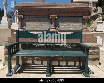 13 novembre 2014 - Valparaiso, Valparaiso, Chili - Parc banc devant une tombe au cimetière des dissidents de Valparaiso (crédit image : © Carlos Garcia Granthon/ZUMA Wire) Banque D'Images