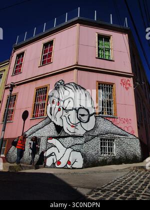13 novembre 2014 - Valparaiso, Valparaiso, Chili - graffiti d'une vieille femme dans une rue de Valparaiso (crédit image : © Carlos Garcia Granthon/ZUMA Wire) Banque D'Images