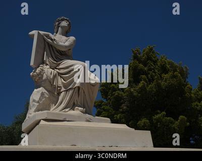 13 novembre 2014 - Valparaiso, Valparaiso, Chili - ''Friede seiner asche'' (paix aux cendres) sur une sculpture en marbre au sommet d'une tombe au cimetière des dissidents de Valparaiso (crédit image : © Carlos Garcia Granthon/ZUMA Wire) Banque D'Images