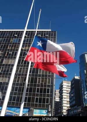 13 novembre 2014 - Valparaiso, Valparaiso, Chili - drapeaux chiliens agitant en Berne devant le monument aux héros d'Iquique dans le port de Valparaiso (crédit image : © Carlos Garcia Granthon/ZUMA Wire) Banque D'Images