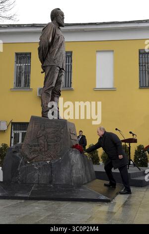 11 décembre 2018 - Moscou, Russie - le président russe Vladimir Poutine dépose des fleurs sur un monument récemment dévoilé au lauréat du prix Nobel Alexandre Soljenitsyne marquant le 100e anniversaire de sa naissance le 11 décembre 2018 à Moscou, en Russie. (Crédit image : © Kremlin Pool via ZUMA Wire) Banque D'Images
