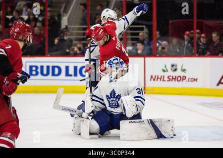 11 décembre 2018 : Frederik Andersen (31 ans), gardien des Maple Leafs de Toronto, réalise une avance rapide dans la troisième période du match de la LNH entre les Maple Leafs de Toronto et les Hurricanes de Caroline au PNC Arena de Raleigh, Caroline du Nord. Jonathan Huff/CSM(image de crédit : &copy ; Jonathan Huff/CSM via ZUMA Wire) Banque D'Images