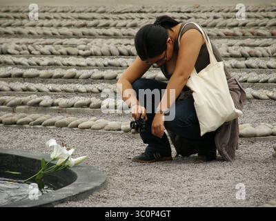 1 novembre 2011 - Lima, Lima, Pérou - Une jeune fille accablée par ''l'œil pleurant'' (El ojo que llora), par Lika Mutal, est un mémorial aux victimes de la violence terroriste et de la répression étatique pendant le conflit armé interne au Pérou entre 1980 et 2000. Il est entouré d'un labyrinthe circulaire de petites pierres dans lequel sont gravés les noms des victimes ainsi que leur date respective de décès ou de disparition. (Crédit image : © Carlos Garcia Granthon/ZUMA Wire) Banque D'Images