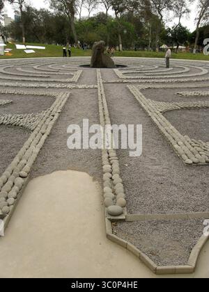 1 novembre 2011 - Lima, Lima, Pérou - ''L'œil qui pleut'' (El ojo que llora), par Lika Mutal, est un mémorial aux victimes de la violence terroriste et de la répression étatique pendant le conflit armé interne au Pérou entre 1980 et 2000. Il est entouré d'un labyrinthe circulaire de petites pierres dans lequel sont gravés les noms des victimes ainsi que leur date respective de décès ou de disparition. (Crédit image : © Carlos Garcia Granthon/ZUMA Wire) Banque D'Images